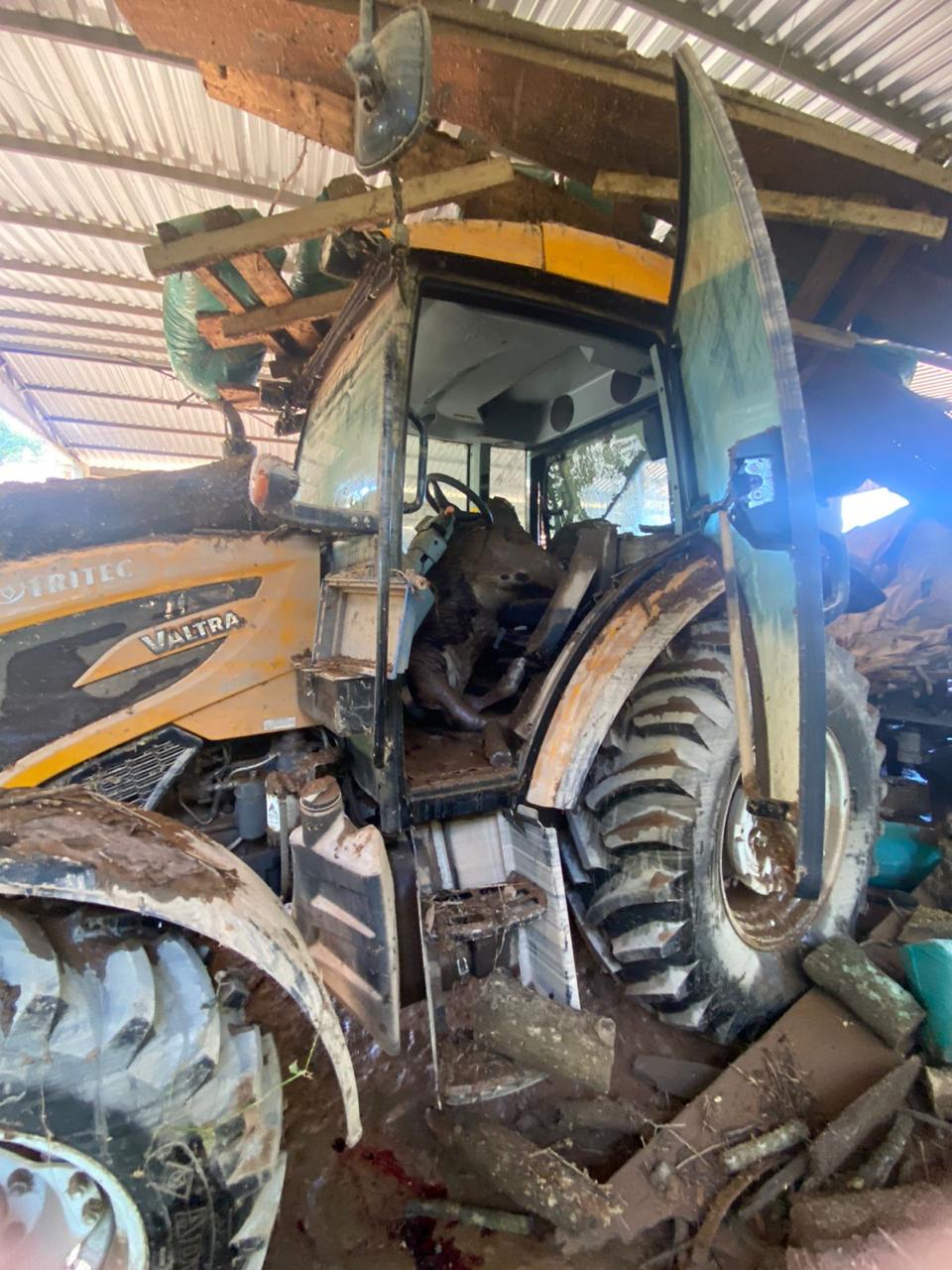 Trator destruído pela enchente de 2024